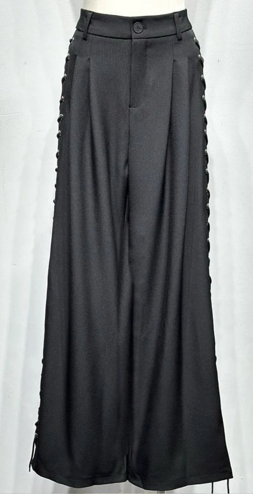 Pantaloni lacci